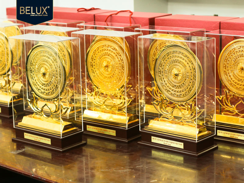 Lô Biểu trưng mặt trống hoa sen Bộ Tư Lệnh Quân Khu 5 cao 25cm bằng đồng mạ vàng 24k thiết kế theo yêu cầu